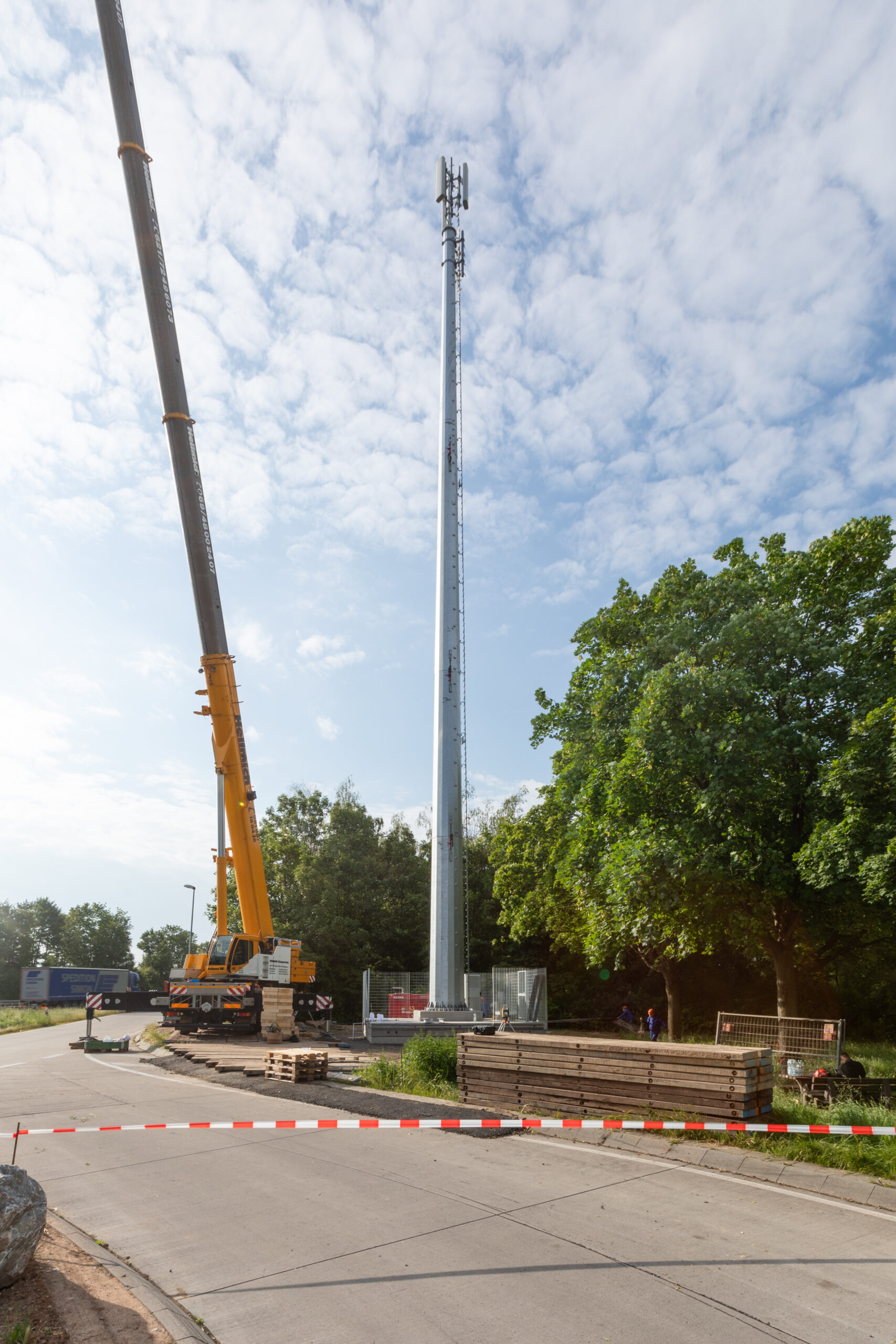 Deutschlandpremiere: WIEGEL-Tochter TKS montiert erstmals Fast Site-Funkturm in nur 8 Stunden