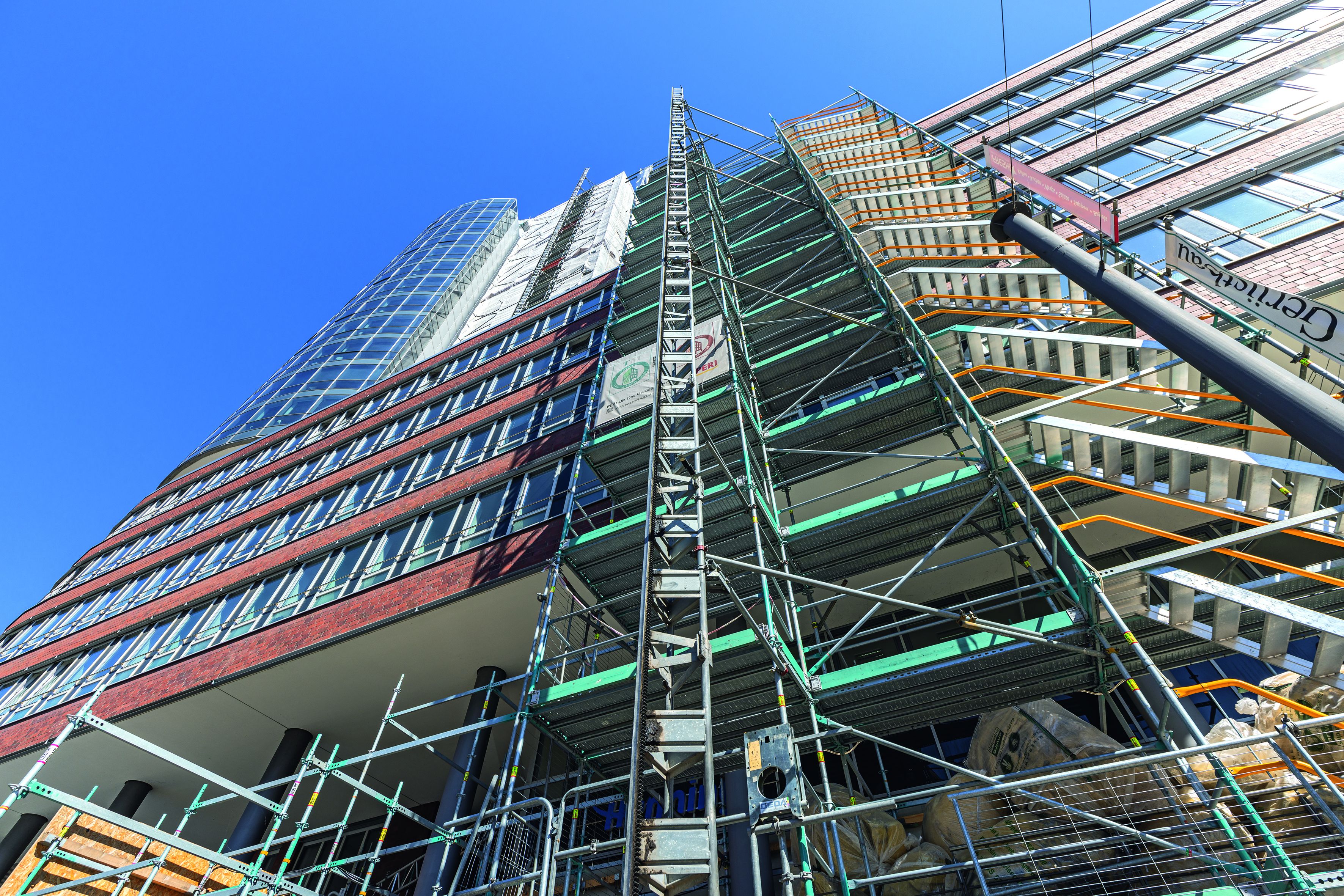 Nahezu unsichtbar: Komplexer Gerüstbau in der HafenCity